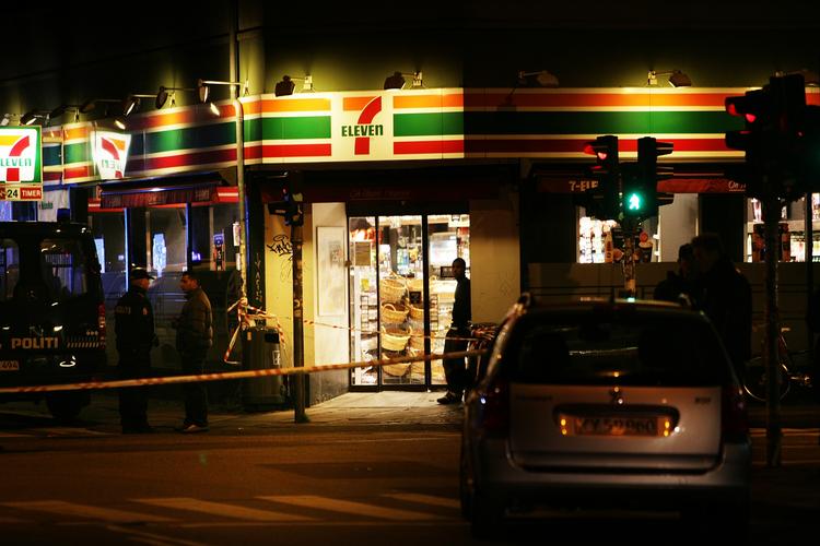 Den sårede mand blev hjulpet ind i denne 7-Eleven på hjørnet af griffenfeldsgade og Rantzausgade. 