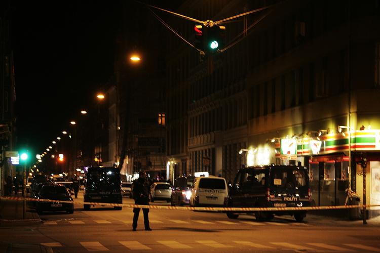 Efter at være blevet skudt i brystet søgte et ungt offer for endnu et skyderi ind på en nærliggende 7-Eleven kiosk på hjørnet i Rantzausgade og Griffenfeldtsgade. Gerningsmændene flygtede i bil. 