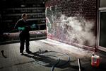 Mens graffitien mange steder er forhadt, så er dens fætter, streetarten, de senere år blevet så populær, at den kommer på auktioner og gallerier. Her er vi på Frederiksberg, hvor Jens B. Jensen fra Den Rene Facade er i gang med at vaske ned. 
