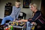 Hvis der sker for meget omkring ham, kan Arthur på 6 år få voldsomme anfald af hidsighed, som han ikke kan styre, selv om han ofte bliver ked af det bagefter. Men der er lang ventetid på det rigtige skoletilbud for børn som ham. 