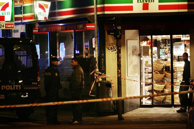 Politiet taler med folk på Rantzausgade på Nørrebro efter endnu et skyderi i hovedstaden. 