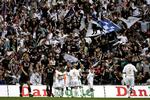 FCK's ledelse afviser kritik af sikkerheden i Parken. Her fejrer glade FCK-fans en scoring - og bliver pænt bag rækværket. 
