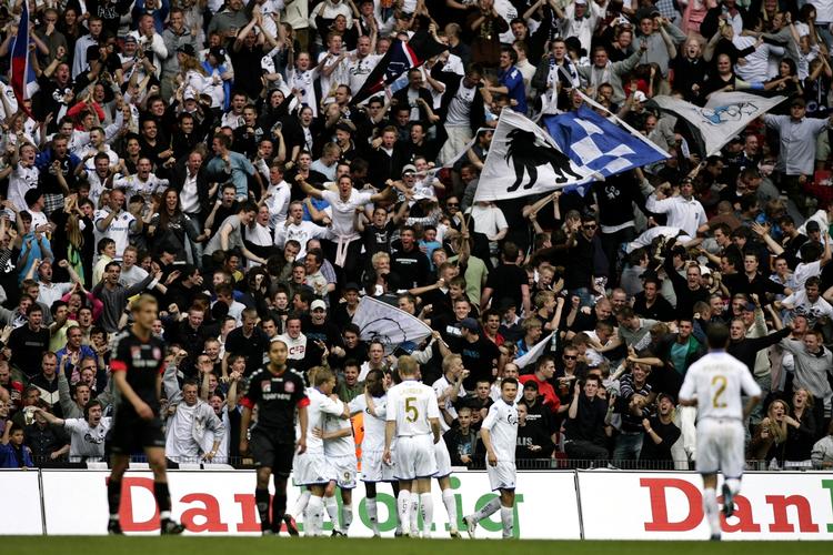 FCK's ledelse afviser kritik af sikkerheden i Parken. Her fejrer glade FCK-fans en scoring - og bliver pænt bag rækværket. 