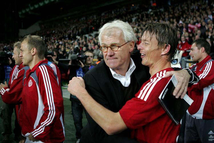 Landstræneren og anfører Jon Dahl Tomasson jubler efter sejren over Sverige. Tomasson må nøjes med en plads på VM-bænken, hvis Morten Olsen vælger at følge Politikens karaktergivning. Arkivfoto. 