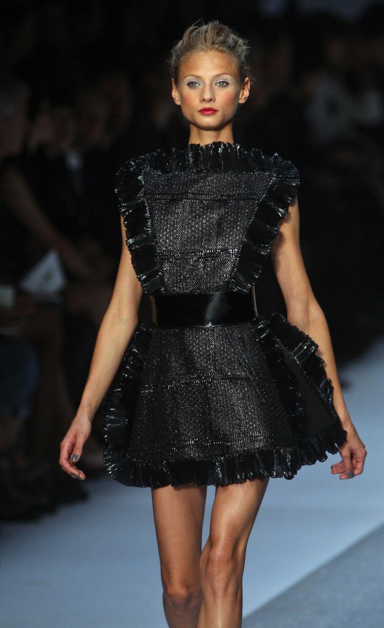 Catwalklår som Lagerfeld vil have dem - fra hans sommerkollektion 2010 vist i Paris i denne uge. 