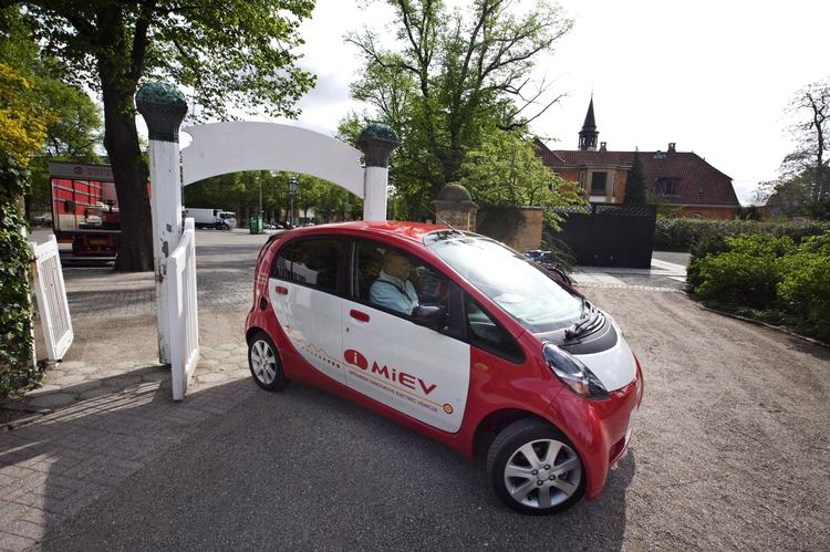 MItsubishi i-Miev ventes at blive en af de første elbiler, der kommer til salg i Danmark, men hvordan skal den lades op? Måske ledningsfrit fra en plade i jorden. Foto: Jens Dresling 