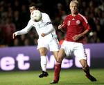 Ronaldo trykker af, mens Simon Kjær ser på. 