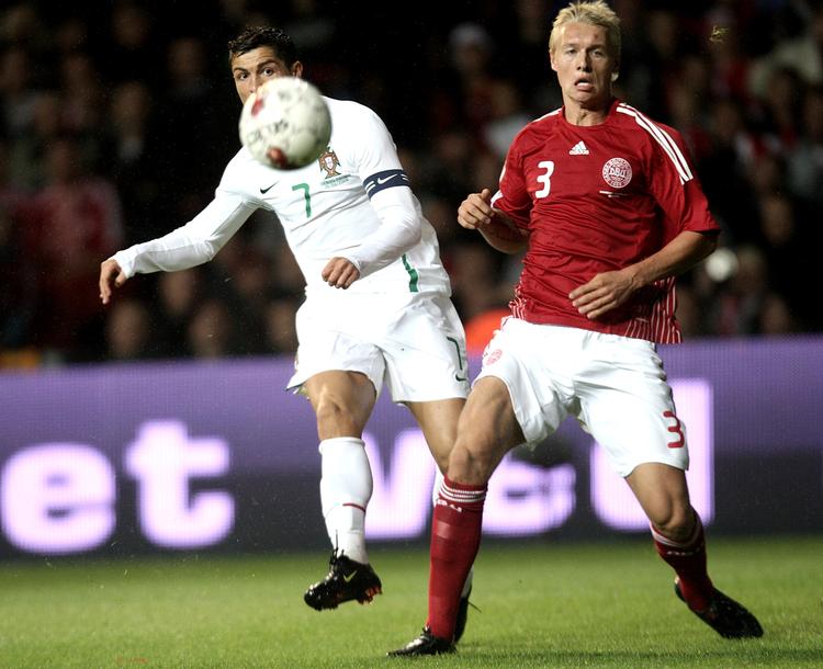 Ronaldo trykker af, mens Simon Kjær ser på. 