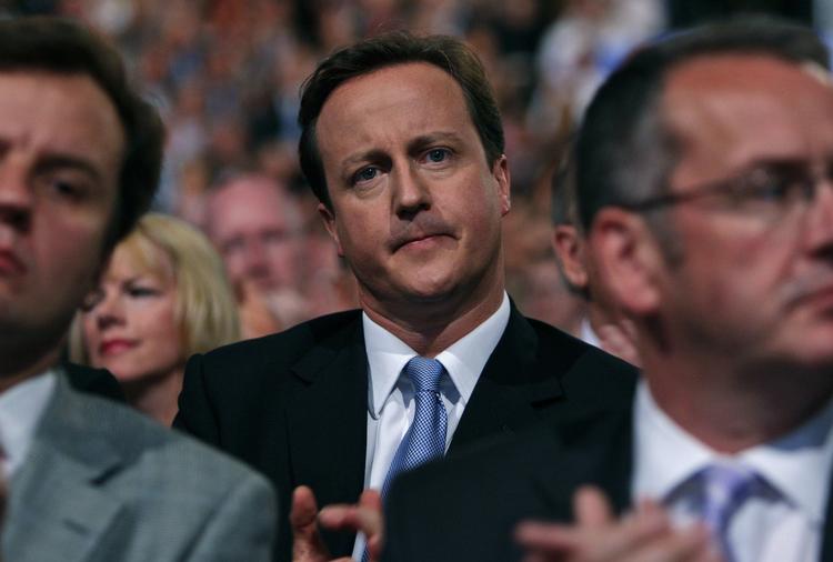 Den konservative leder David Cameron advarer sin partifæller: Betal eller forsvind. Parlamentsmedlemmerne har fået et brev om, hvor meget de hver især skal betale tilbage til staten. 