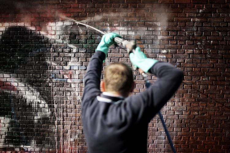 Jens renser graffiti på Frederiksberg 