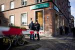 Politiet er i gang med at undersøge området omkring banken i Valby, hvor røverne slog til. 