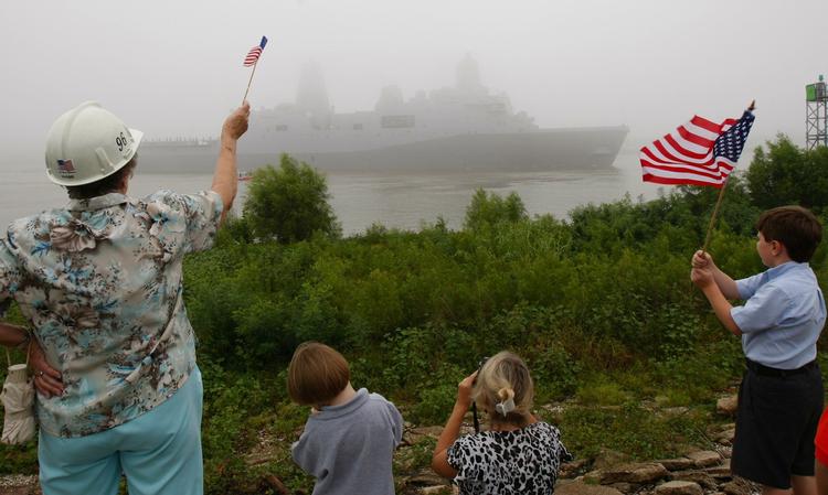 Hundredevis af mennesker tog afsked med flag i tågen med 'USS New York', da krigsskibet begav sig mod nord fra sydstaten Louisianna. 