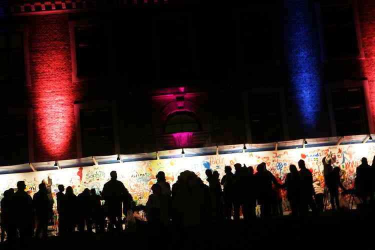 Botanisk Have bød i år på et væld af oplevelser under Kulturnatten. Blandt andet en lang væk, som voksne og børn malede løs på. 