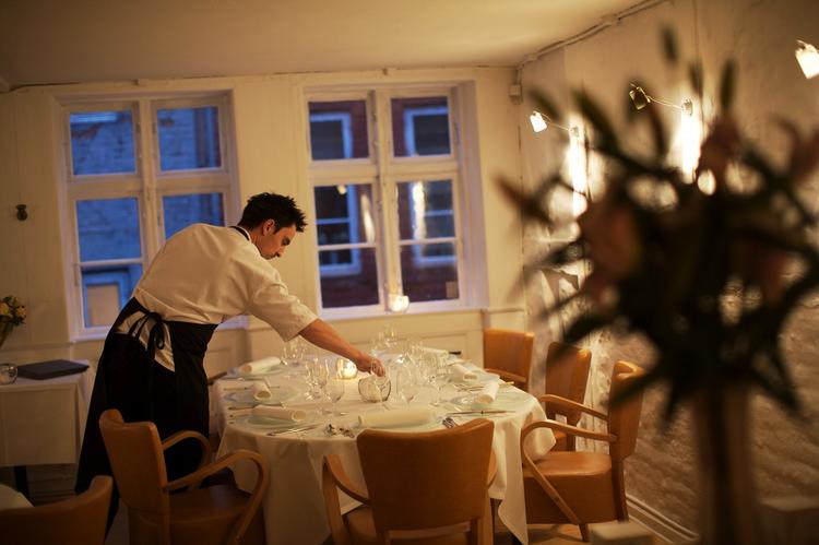 Tjenerne kan mærke krisen kradse - gæsterne giver færre drikkepenge og brokker sig over regningen. Arkivfoto. 