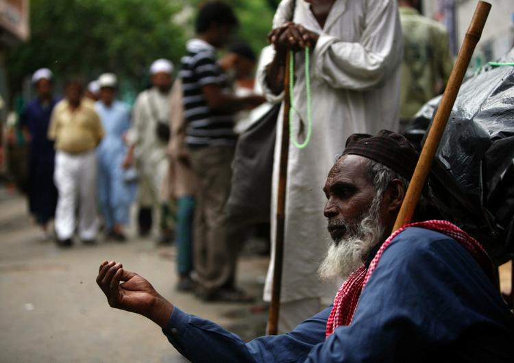 Over en milliard mennesker på jorden sulter. Her er en af dem - en blind mand på gaden i New Delhi i Indien. Arkivfoto. 