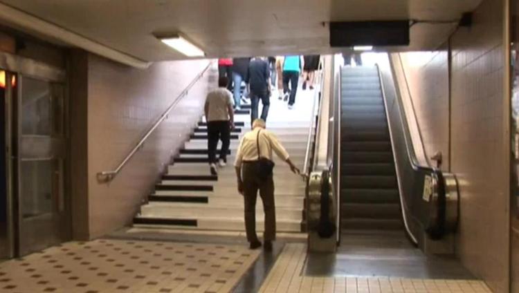 66 procent flere pendlere end normalt valgte at tage trapperne, der på metrostationen Odenplan var blevet til et stort klaver. Skærmdump fra Youtube. 