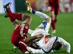 Danmark har før spillet helt i rødt, blandt andet i 1-1-kampen mod Tjekkiet i Prag i 2006, da Niclas Jensen og Stanislav Vlcek stod på hovedet. Arkivfoto. 
