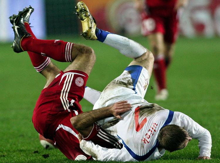 Danmark har før spillet helt i rødt, blandt andet i 1-1-kampen mod Tjekkiet i Prag i 2006, da Niclas Jensen og Stanislav Vlcek stod på hovedet. Arkivfoto. 
