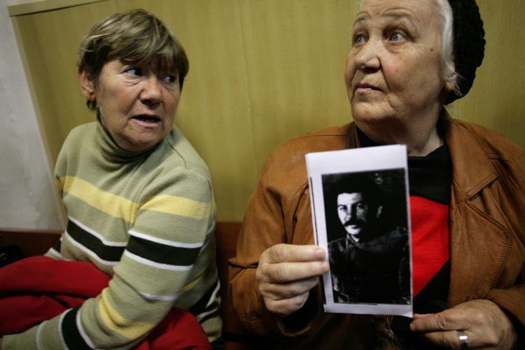 To Stalin-fans uden for retsbygningen, mens sagen blev ført. 