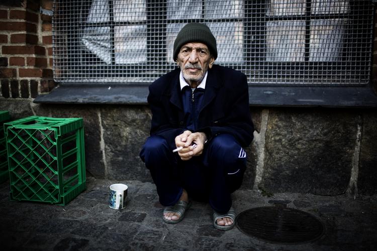 Den demente Hassan Gardi venter på udvisning far Danmark. Her er han fotograferet ved Brorsons Kirke, da han boede der med sin kone. 