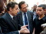 Præsident Nicolas Sarkozy diskuterede forleden skolevæsnets fremtid med franske skolebørn. Andre steder tager man mere kontante metoder i brug for at fremme elevernes interesse. 