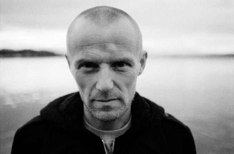 Nesbø er god til replikker og action, mindre god til det mere psykologiske og følelsesmæssige, hvor det sentimentale og banale gerne tager overhånd og klistrer til, mener Politikens anmelder. Pr-foto fra Nesbøs hjemmeside: Stian Andersen 