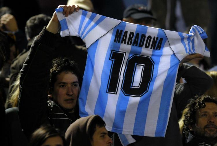Når Danmark næste år deltager i en VM-slutrunde for fjerde gang, er Diego Maradona med for femte gang efter fire slutrunder (og to finaler) som aktiv og nu én som landstræner. 