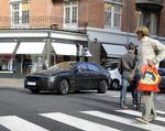 Den 'hemmelige' nye Volvo S60 på afprøvning i København. Fodgængerne er vist ikke helt klar over, hvad det er for en bil. Foto: Anders Wejrot/Volvo 
