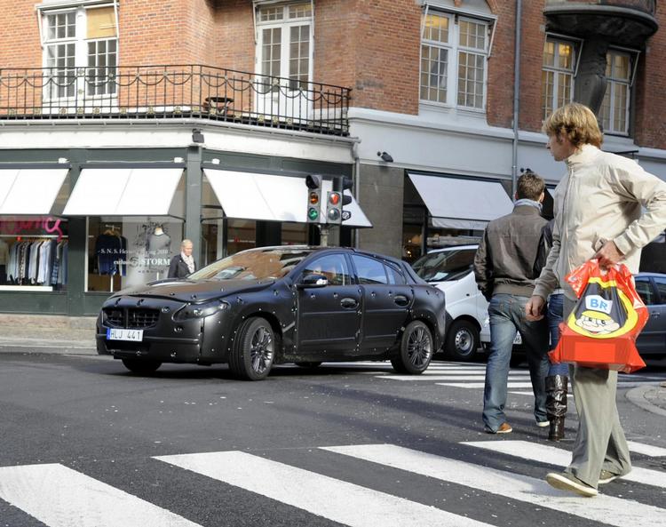 Den 'hemmelige' nye Volvo S60 på afprøvning i København. Fodgængerne er vist ikke helt klar over, hvad det er for en bil. Foto: Anders Wejrot/Volvo 