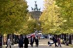 Brandenburger Tor og Unter den Linden hører til de kendte steder i Berlin, men Henriette Harris tager i sin guidebog læseren i hånden og viser rundt til de mindre kendte steder. Arkivfoto: Herbert Knosowski/AP