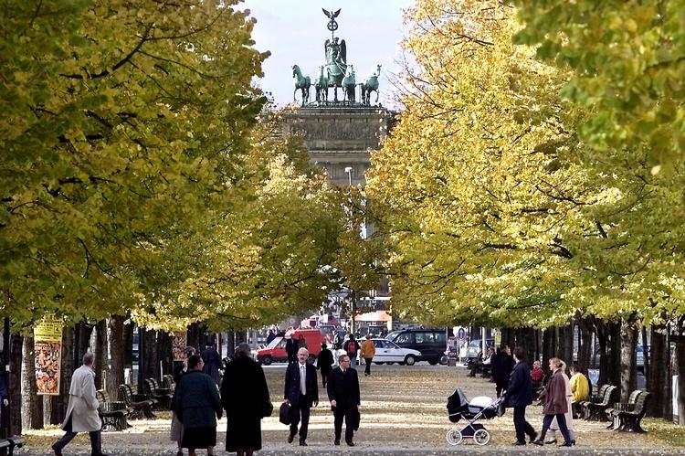 Brandenburger Tor og Unter den Linden hører til de kendte steder i Berlin, men Henriette Harris tager i sin guidebog læseren i hånden og viser rundt til de mindre kendte steder. Arkivfoto: Herbert Knosowski/AP