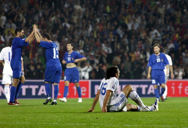 Kort før pausen måtte Sotirios Kyrgiakos forlade banen, da Grækenland spillede sig til en playoffkamp. Arkivfoto. 