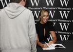 Leona Lewis er igang med at signere bøger i London. Kort efter bliver hun overfaldet af en 29-årig mand. 