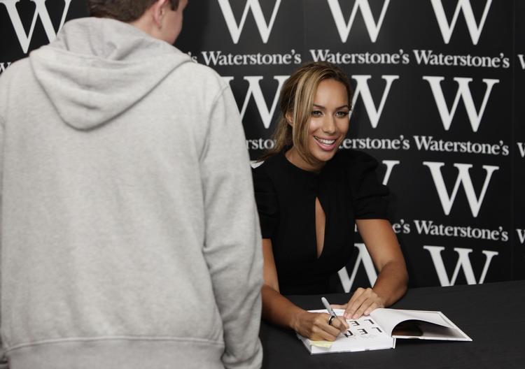 Leona Lewis er igang med at signere bøger i London. Kort efter bliver hun overfaldet af en 29-årig mand. 