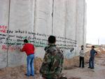 Det danske tøjmærke Blend når vidt omkring med sin reklamekampagne, der er forklædt som streetart - f.eks. som her den forhadte mur i Gaza. Foto: We Love People 