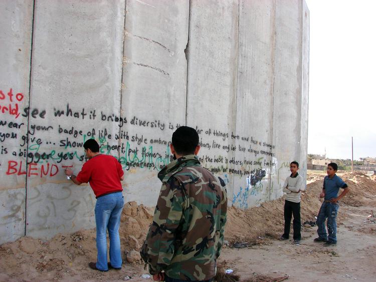 Det danske tøjmærke Blend når vidt omkring med sin reklamekampagne, der er forklædt som streetart - f.eks. som her den forhadte mur i Gaza. Foto: We Love People 