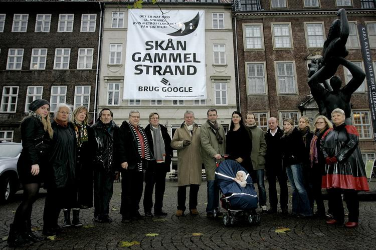 Beboere og forretningsdrivende i kvarteret omkring Gammel Strand er gået i krig mod den planlagte metrostation på pladsen. 