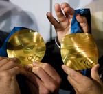 Hver medalje indeholder små dele af et stort kunstværk. 