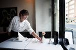 Café Dahl på H.C. Ørstedsvej er måske ikke vanvittig charmerende, men maden er god som hos mor og betjeningen smilende. Foto: Tobias  Selnæs Markussen 
