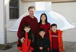Dette billede er taget før familien Heene deltog i et reality-program på ABC i 2008. Den forsvundne dreng står i midten i en sort trøje. 