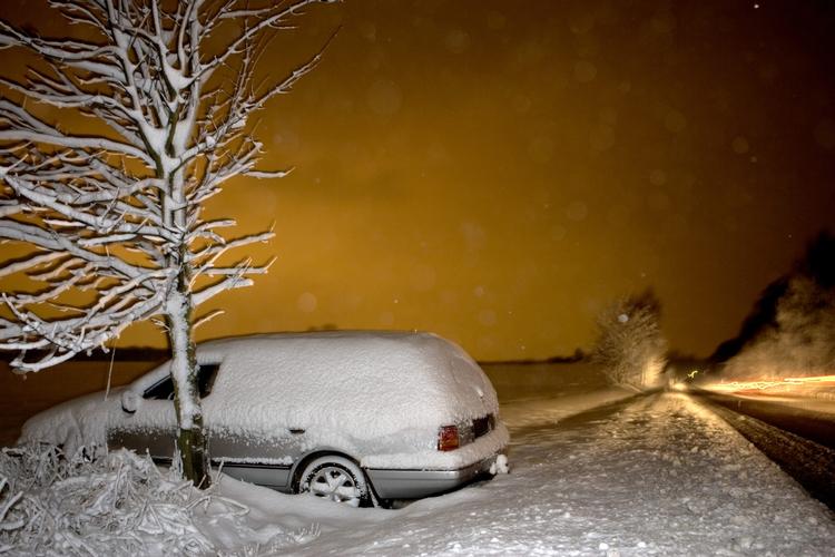 Under disse forhold er vinterdæk stærkt påkrævet. Med mindre sne på vejene kan man klare sig på sommerdæk. Arkivfoto: Thomas Borberg 