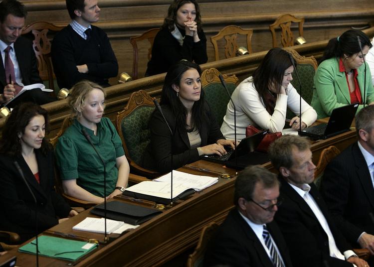 I Folketinget sidder der 37 % kvinder mens der kun er 30 % i lokalpolitik. Ny undersøgelse peger på, at der bliver færre i fremtiden. 