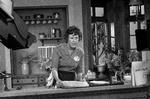 Tv-kokkepioneren Julia Child grundkogebog ’Det gode køkken’ blev oversat til dansk, og selv om den har 30 år på bagen, kan den bruges endnu, mener dansk gastronomis grand old man, kokken Erwin Lauterbach, der i sin tid oversatte bogen: »Det er et fremragende opslagsværk, og tingene fungerer virkelig«. Foto: AP 