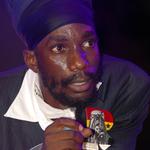 Reggaestjernen Sizzla får nu sit eget interview til gennemsyn. Hvis han ikke tager afstand fra sine udtalelser, aflyses mandagens koncert i Pumpehuset. 