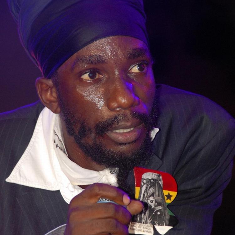 Reggaestjernen Sizzla får nu sit eget interview til gennemsyn. Hvis han ikke tager afstand fra sine udtalelser, aflyses mandagens koncert i Pumpehuset. 