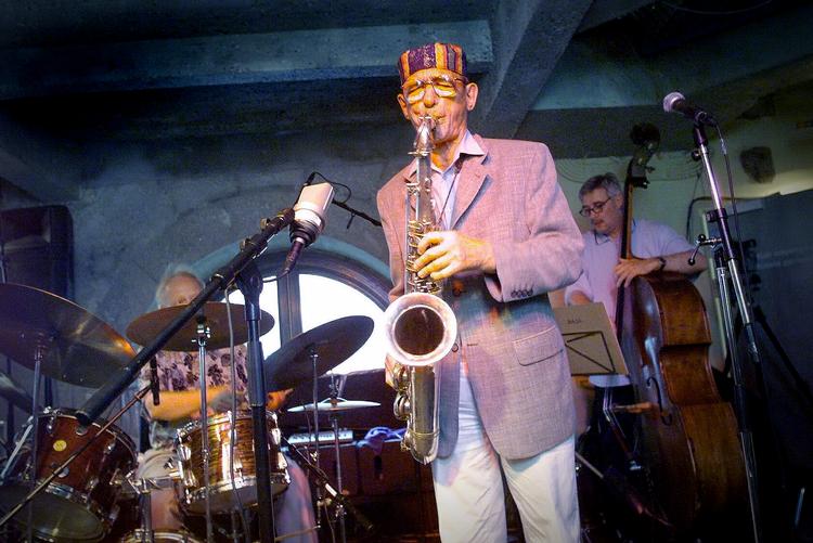 Bent Jædig gik lige fra starten sine egne veje som den første danske bebopmusiker, og han gik aldrig på kompromis. Her er han fotograferet i 1999 under Copenhagen Jazz Festival. Arkivfoto: Morten Langkilde 