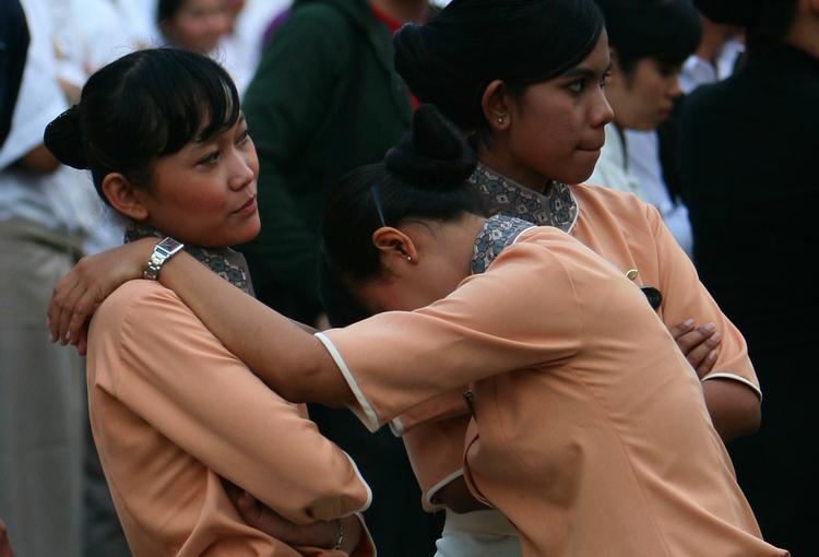 Mange mennesker måtte evakueres fra deres kontorer, da et jordskælv ramte Indonesien. 