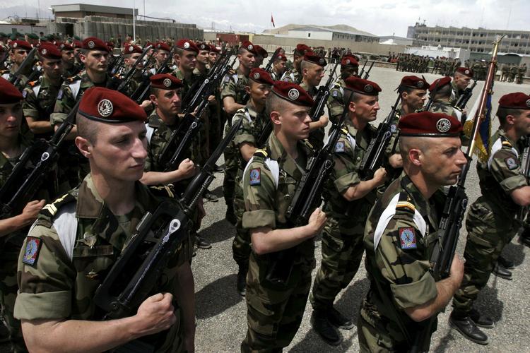 Ti franske soldater mistede livet i et angreb sidste år. Her er franske tropper på parade i Kabul. Arkivfoto 