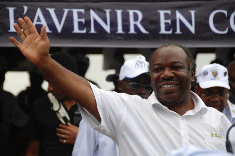 Ali Bongo Ondimba er blevet taget i ed som præsident for det land, hans far styrede med jernhånd i 41 år. 