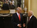 Den græske ministerpræsident George Papandreou (tv) taler med landets præsident Carolos Papoulias umiddelbart før, at Papandreou 6. oktober blev taget i ed som regeringschef. 